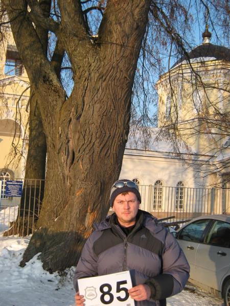 У церкви