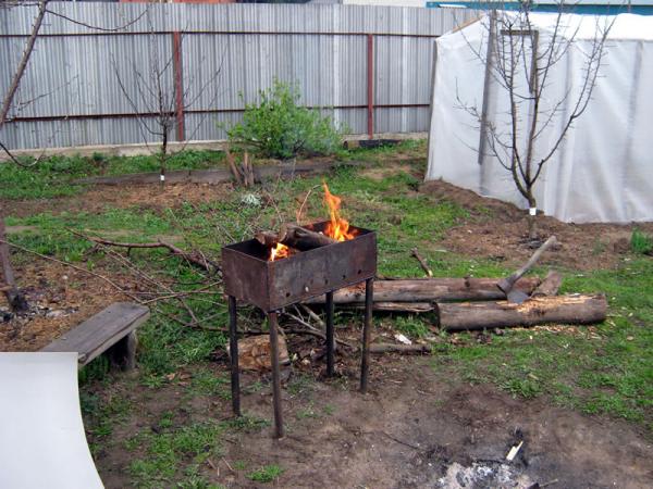 Новый мангал - абсолютно необходимая вещь в деревне