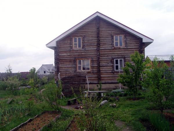 Задний фронтон дома