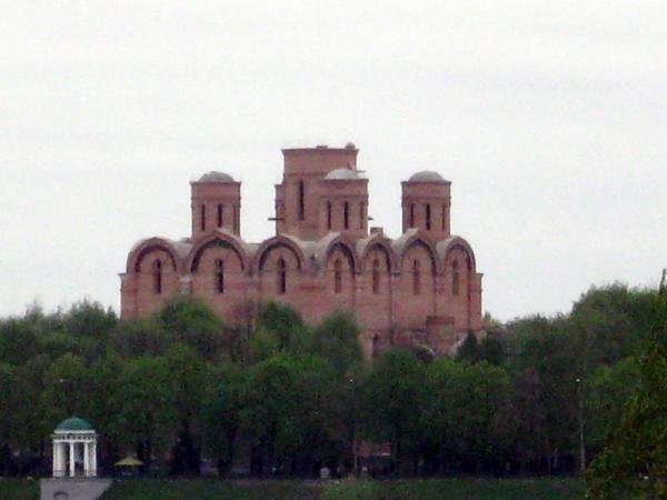 Стрелка Ярославля, строящийся Успенский собор