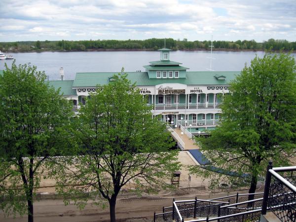 Плавучий отель Жемчужина на главной набережной Ярославля